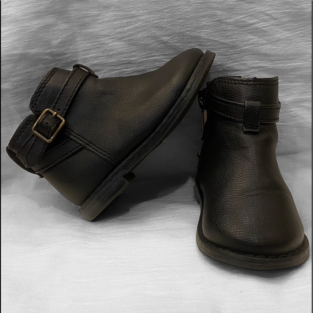 Dress up or down your toddler with these stylish faux leather ankle boots!